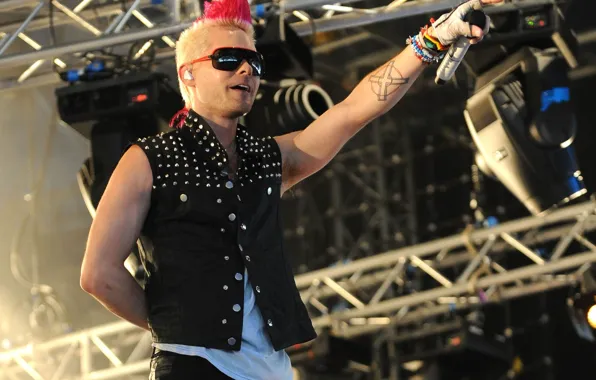 Wallpaper Scene Glasses Concert Tattoo Gloves Microphone Mohawk