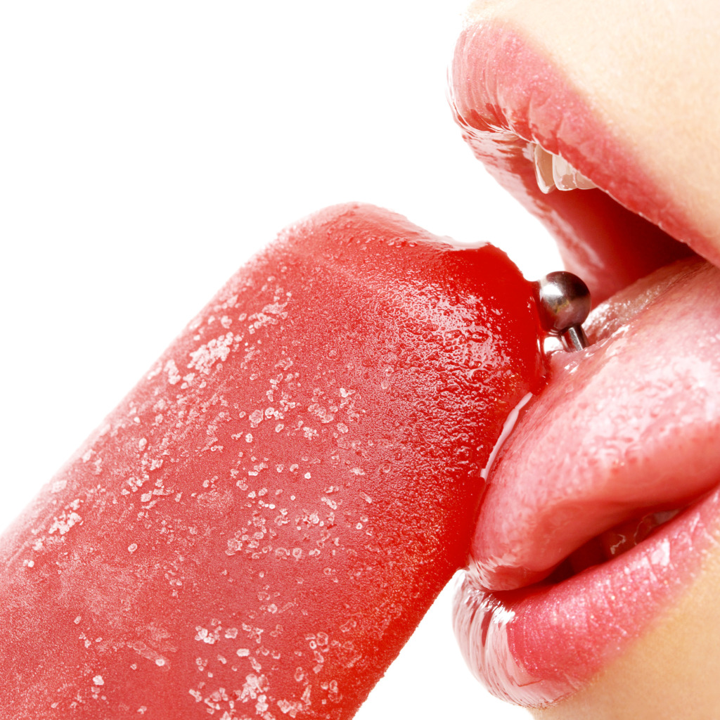 Красиво лижет языком. Губы с языком. Облизывает мороженое. Девушка с языком. Облизывает губы.