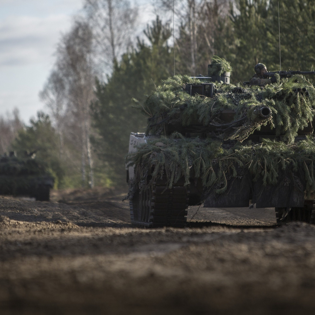 Download wallpaper forest, soldier, man, Leopard 2A6, tank, machine gun ...