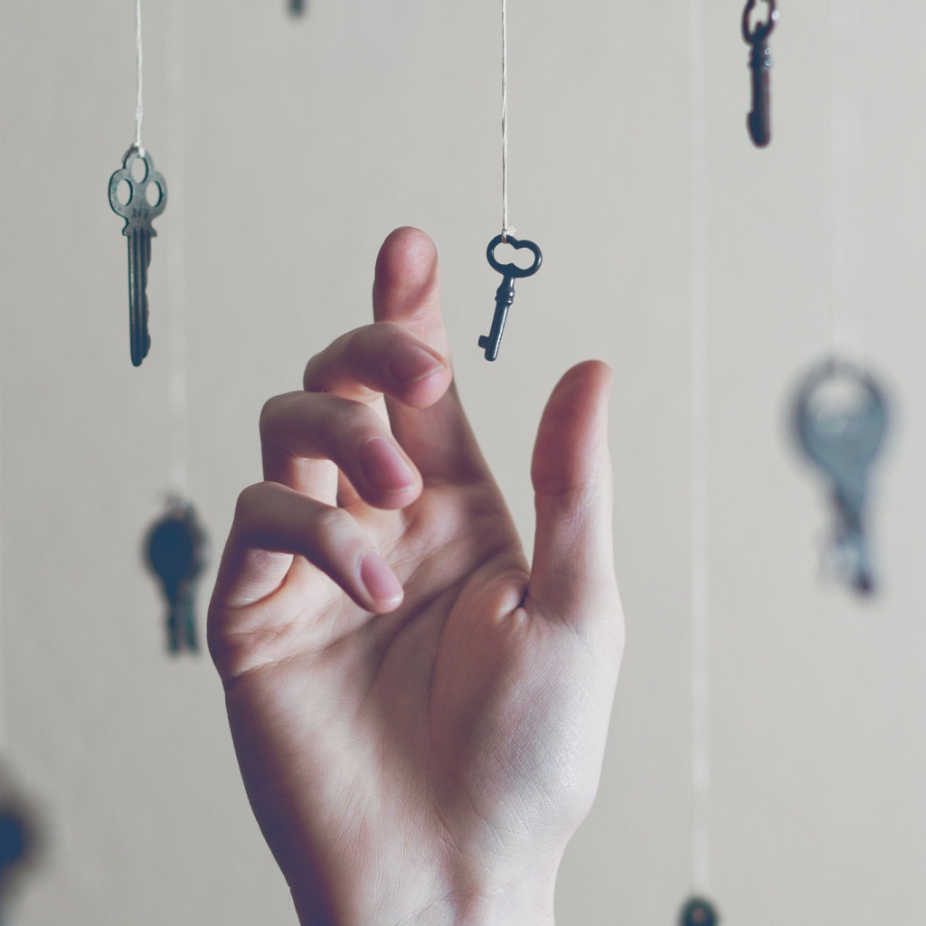 Hand key. Ключ от двери в руке. Рука с ключами. Ключи Эстетика. Ключик Эстетика.