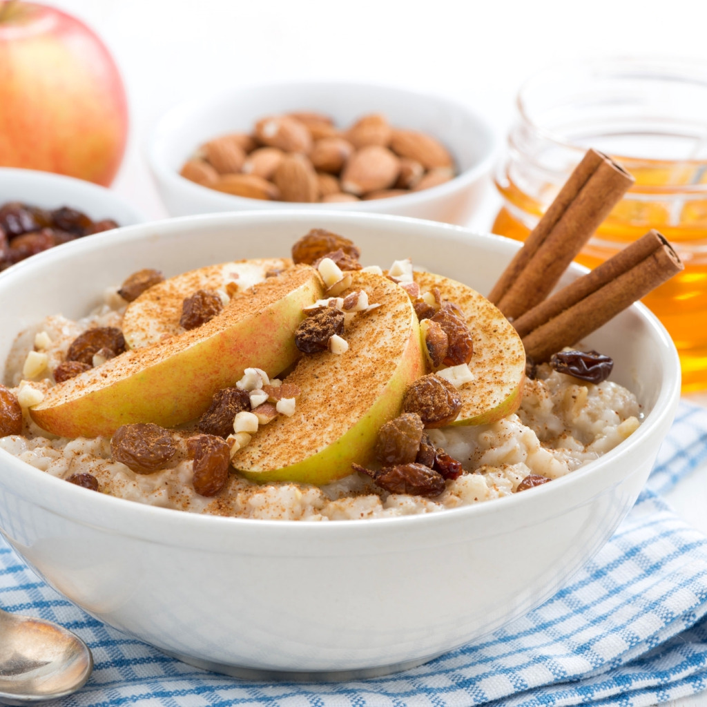 Cook porridge. Каша с орехами. Овсяная каша с медом и орехами. Каша с яблоками. Каша с сухофруктами.