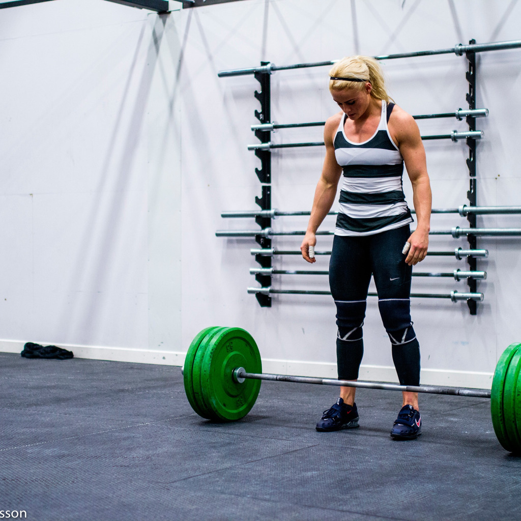 Download wallpaper blonde, weight lifting, Crossfit, Ragnheidur Sara  Sigmundsdóttir, way of life, Woman sportsman, section sports in resolution  1024x1024