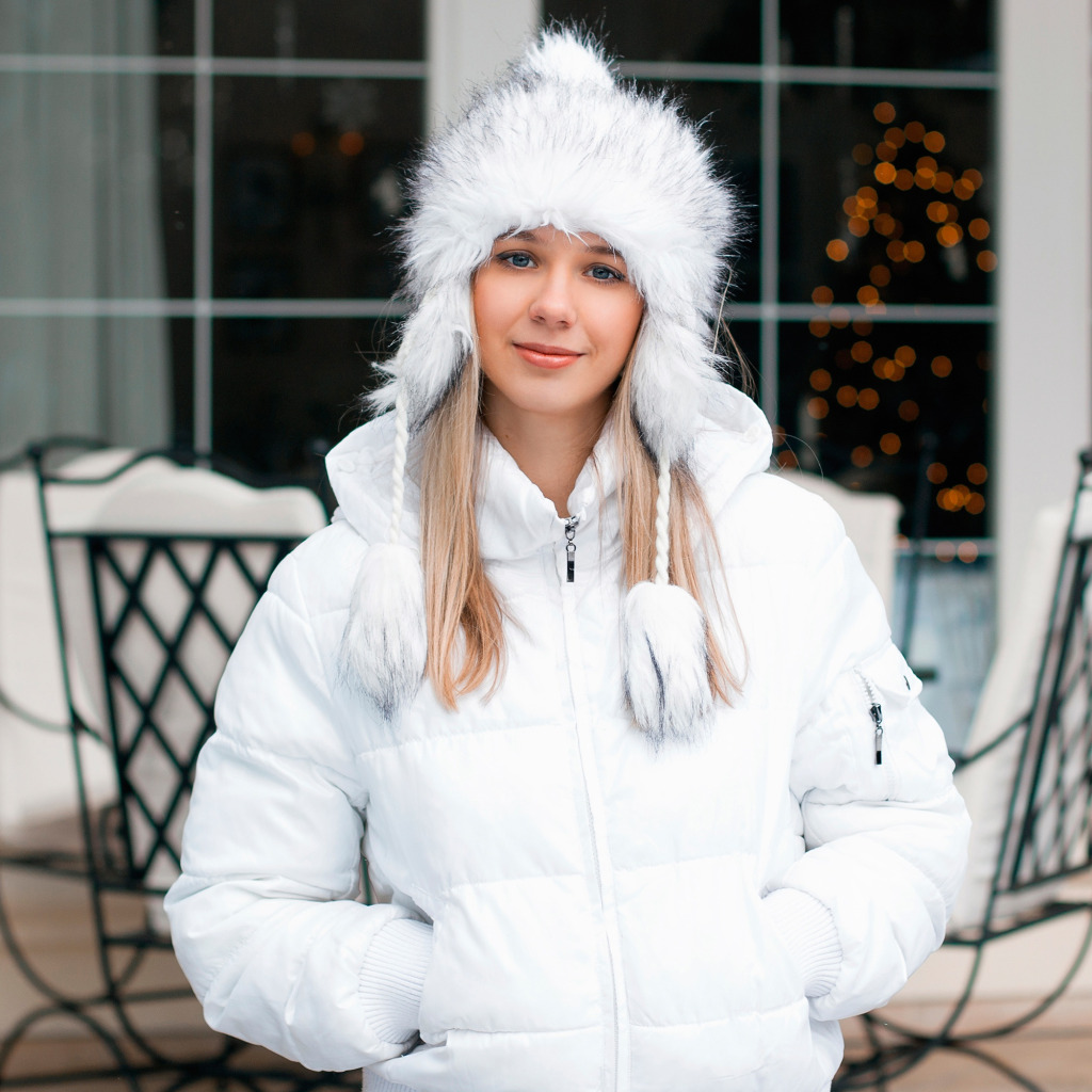 девушка в белом пуховике. белый пуховик. красивые девушки в пуховиках. пуховик женский с меховой опушкой на капюшоне. зимняя одежда для женщин.