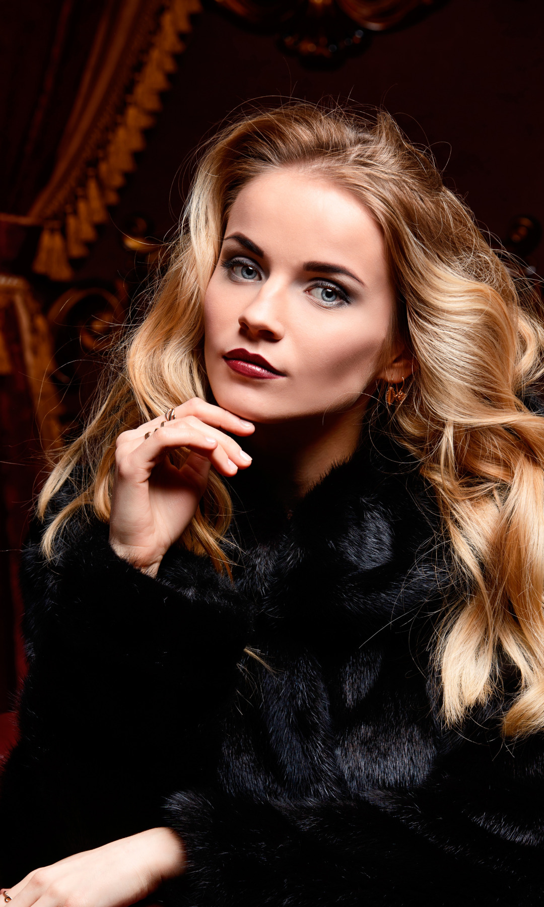 Download Wallpaper Pose Portrait Makeup Hairstyle Blonde Coat Fur Beauty Section Girls 5976