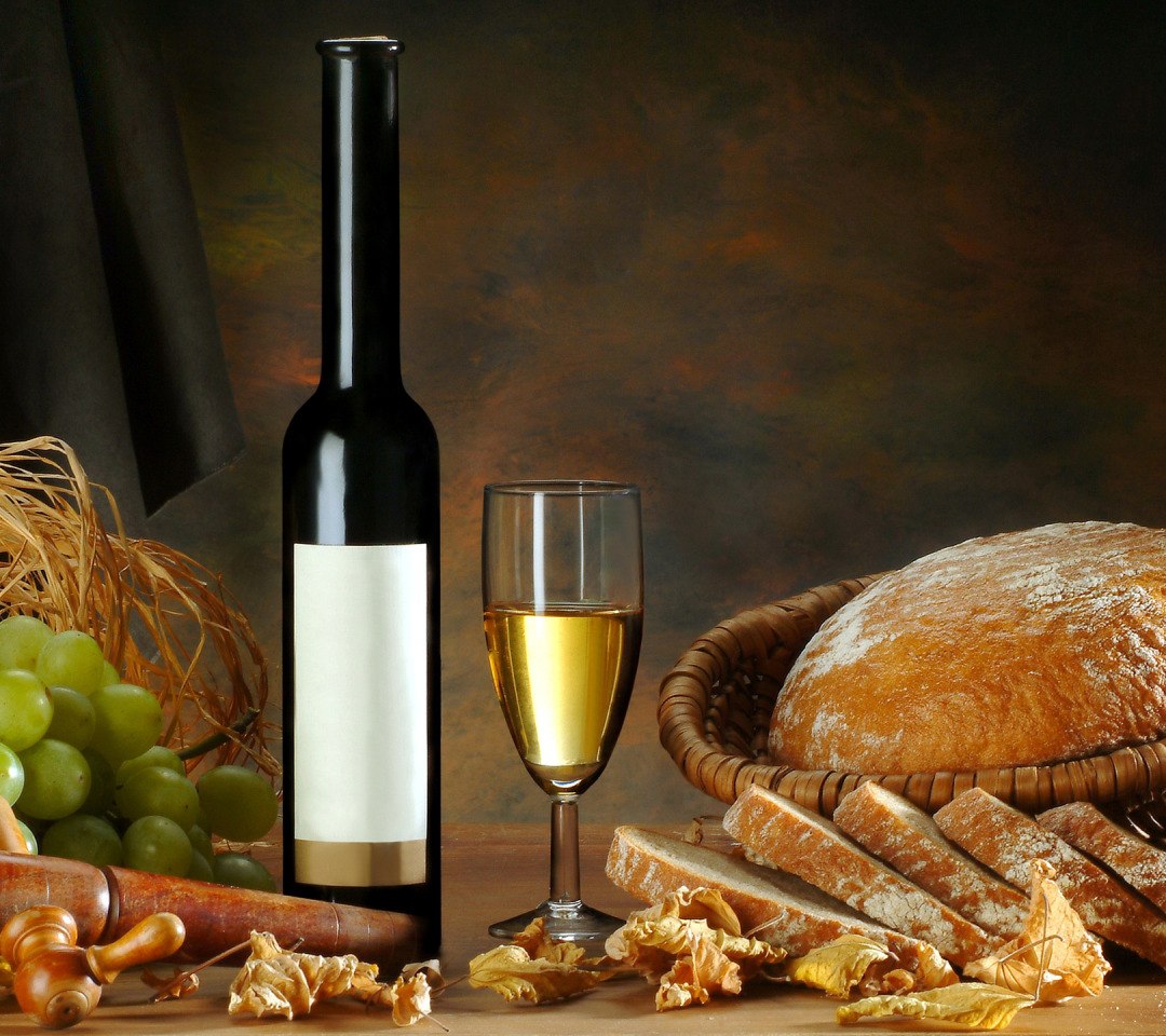 вино в листве. вино виноградники. винные бочки. Wines leaving. бокал красного вина.