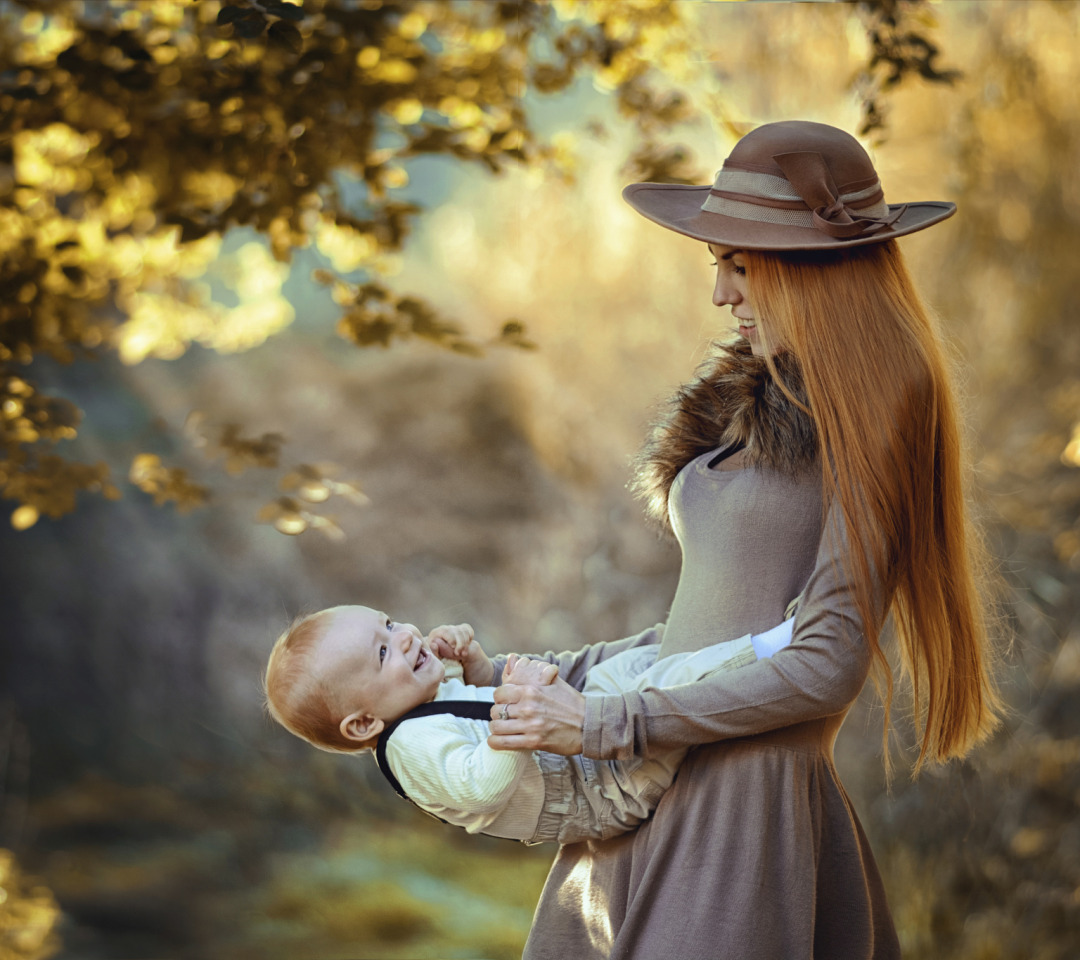 Natural mother. Фотосессия мама с младенцем. Женщина с ребенком на руках. Фотосессия мама и малыш на природе. Мать и дитя на природе.