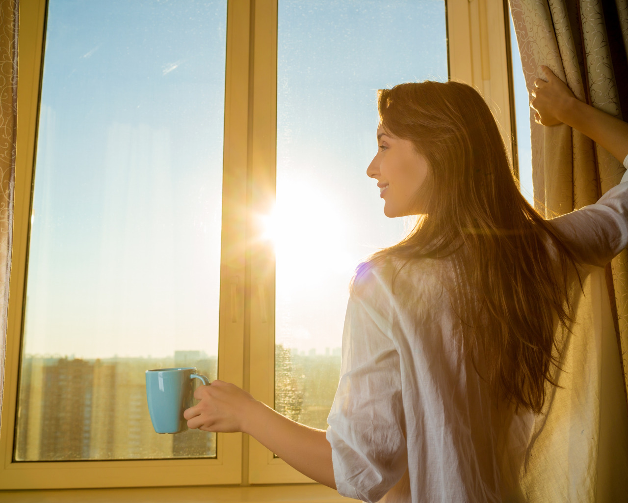 Window moment. Она девушка. Девушка у окна. Женщина в окне. Солнце в окне.