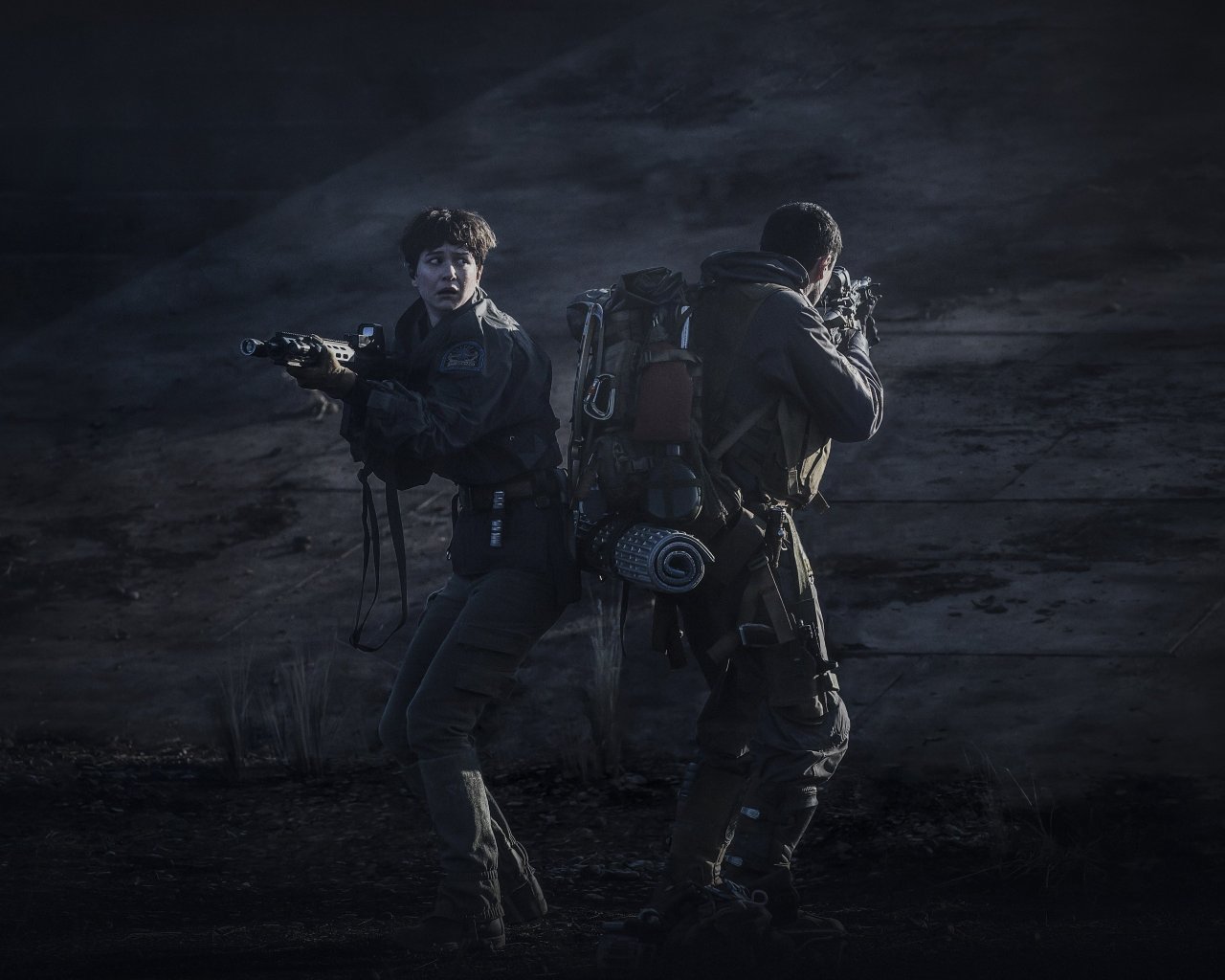 Download wallpaper cinema, gun, weapon, alien, survivor, movie, film ...