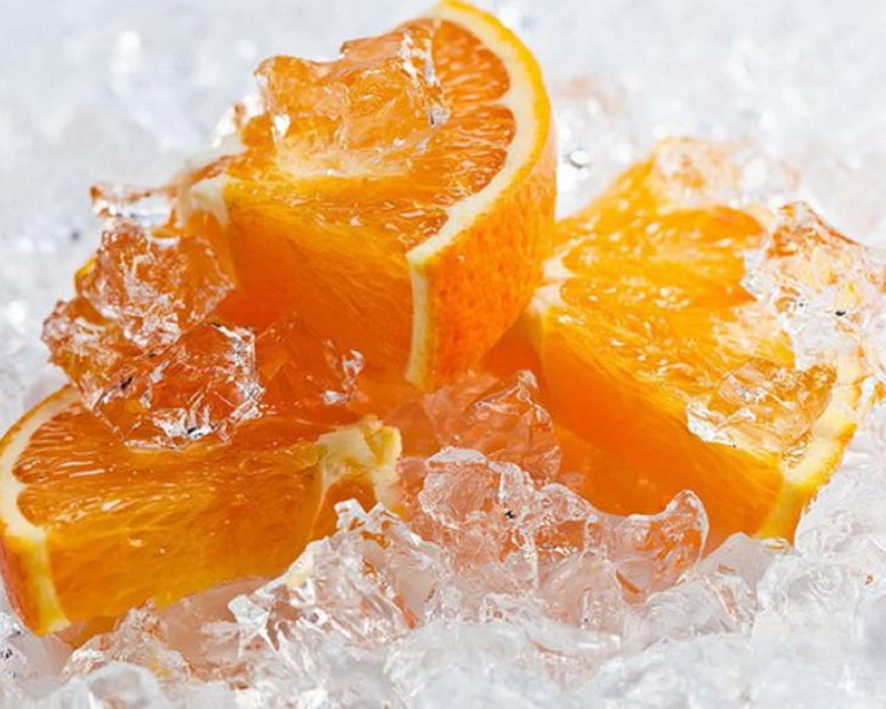 Orange ice. Фрукты во льду. Сочные фрукты. Сочный апельсин. Долька апельсина.