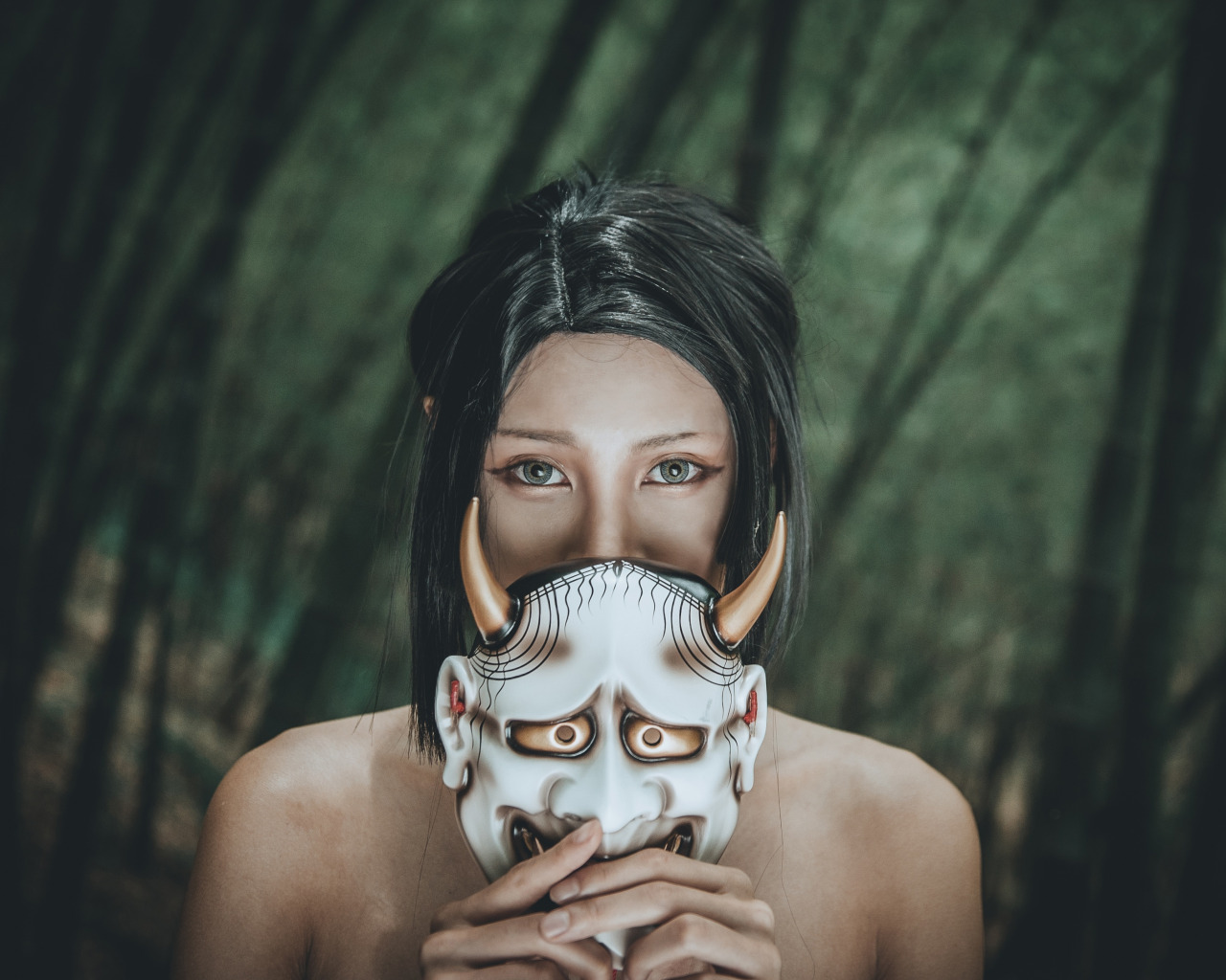 Маски на фото приложение. Девушка в маске. Девушка в маске они. Фотосессия в маске. Фотосессия с маской на лице.