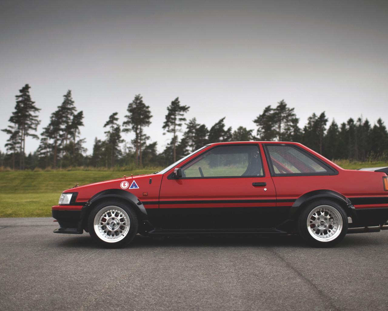 Toyota Corolla ae86 седан