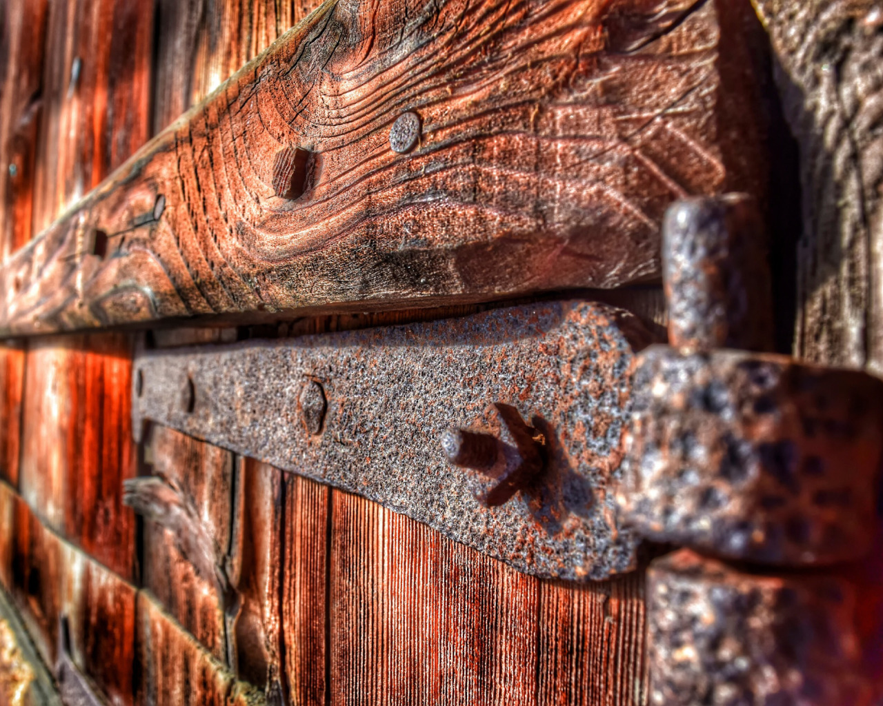 Wooden door in rust фото 74