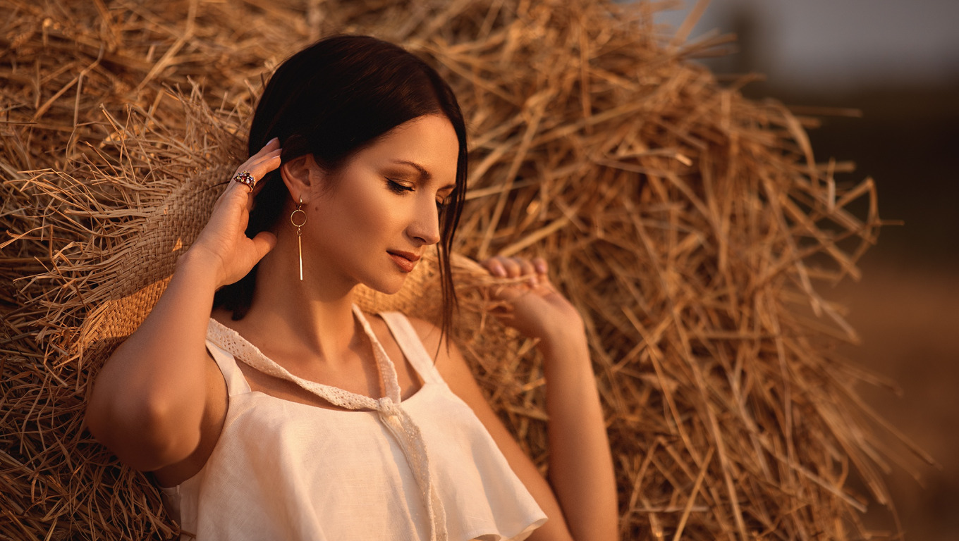 Anna tops. Brunette hay.