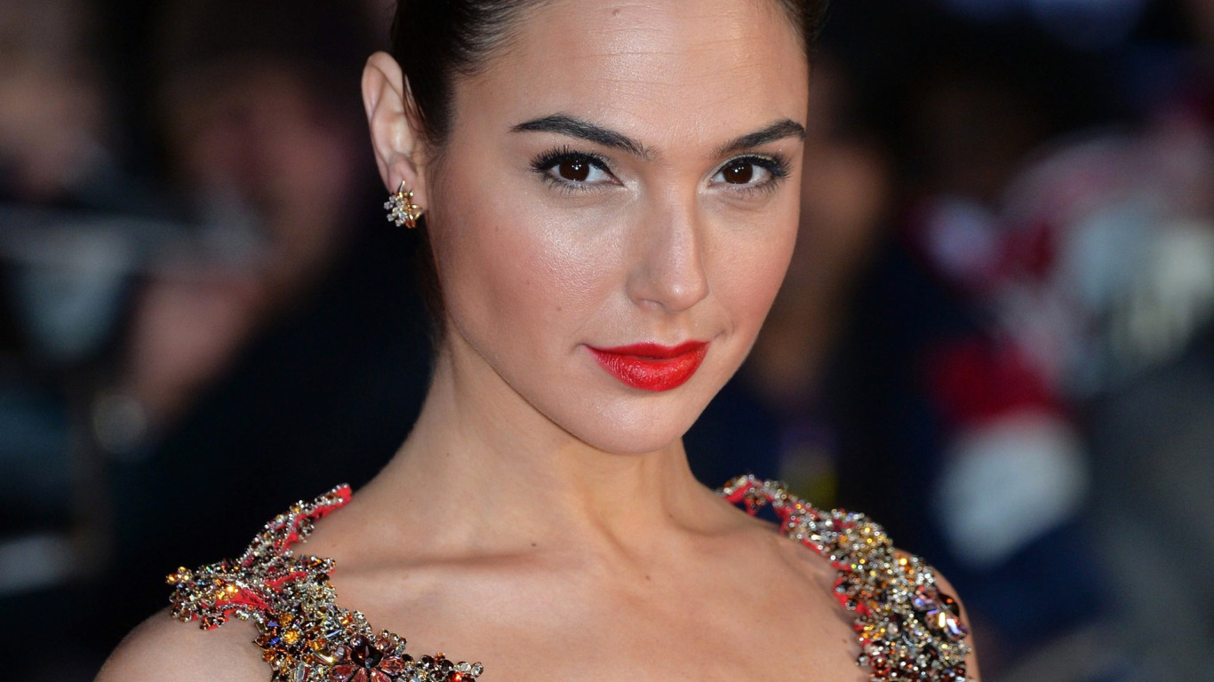 Download Wallpaper Look, Girl, Face, Earrings, Makeup, Dress, Gal Gadot ...