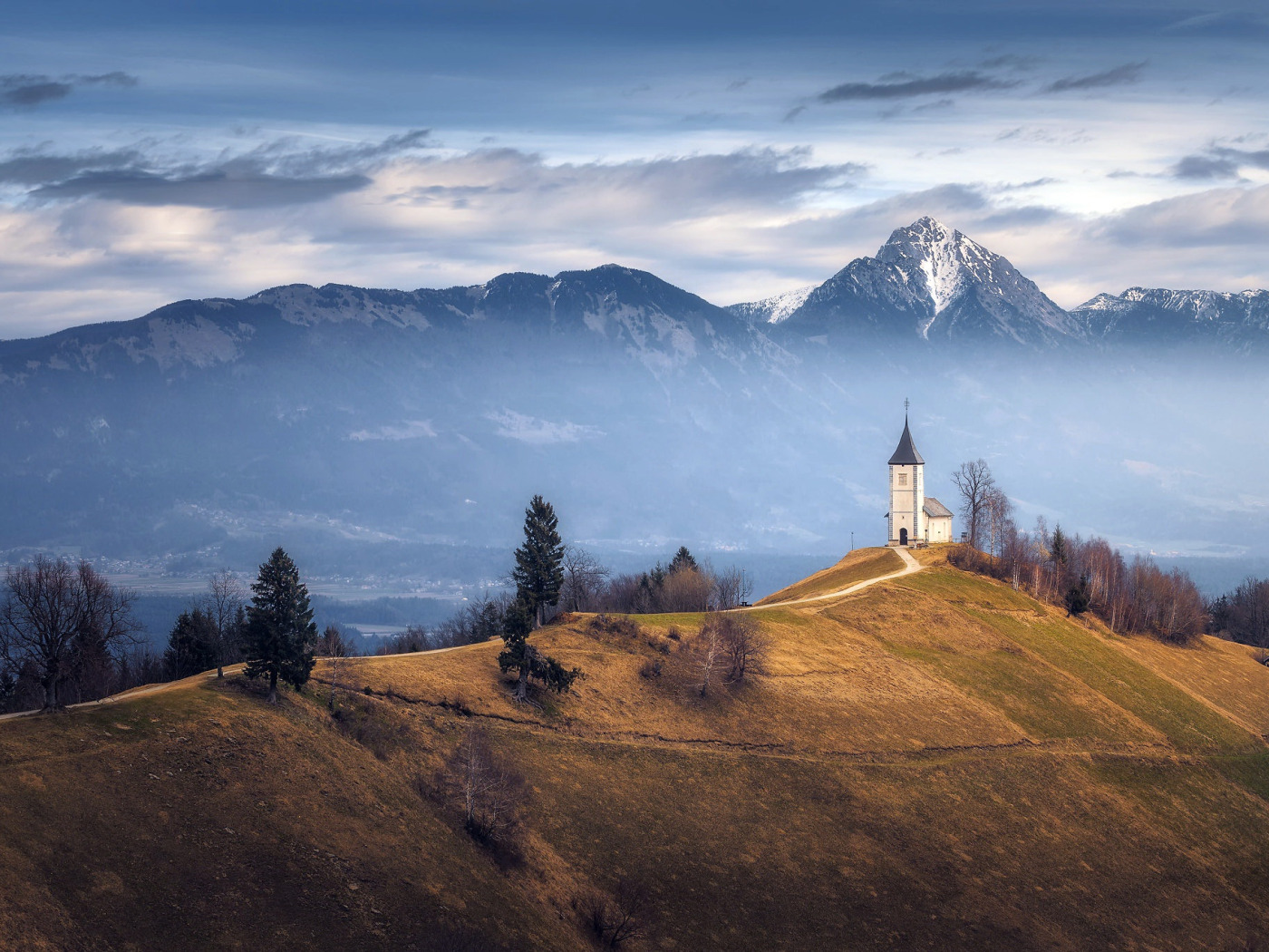 Mountain temple. Ямник Церковь Словения. Пейзаж,холмы,Церковь Моравия. Словения Церковь на Холме. Гергети.