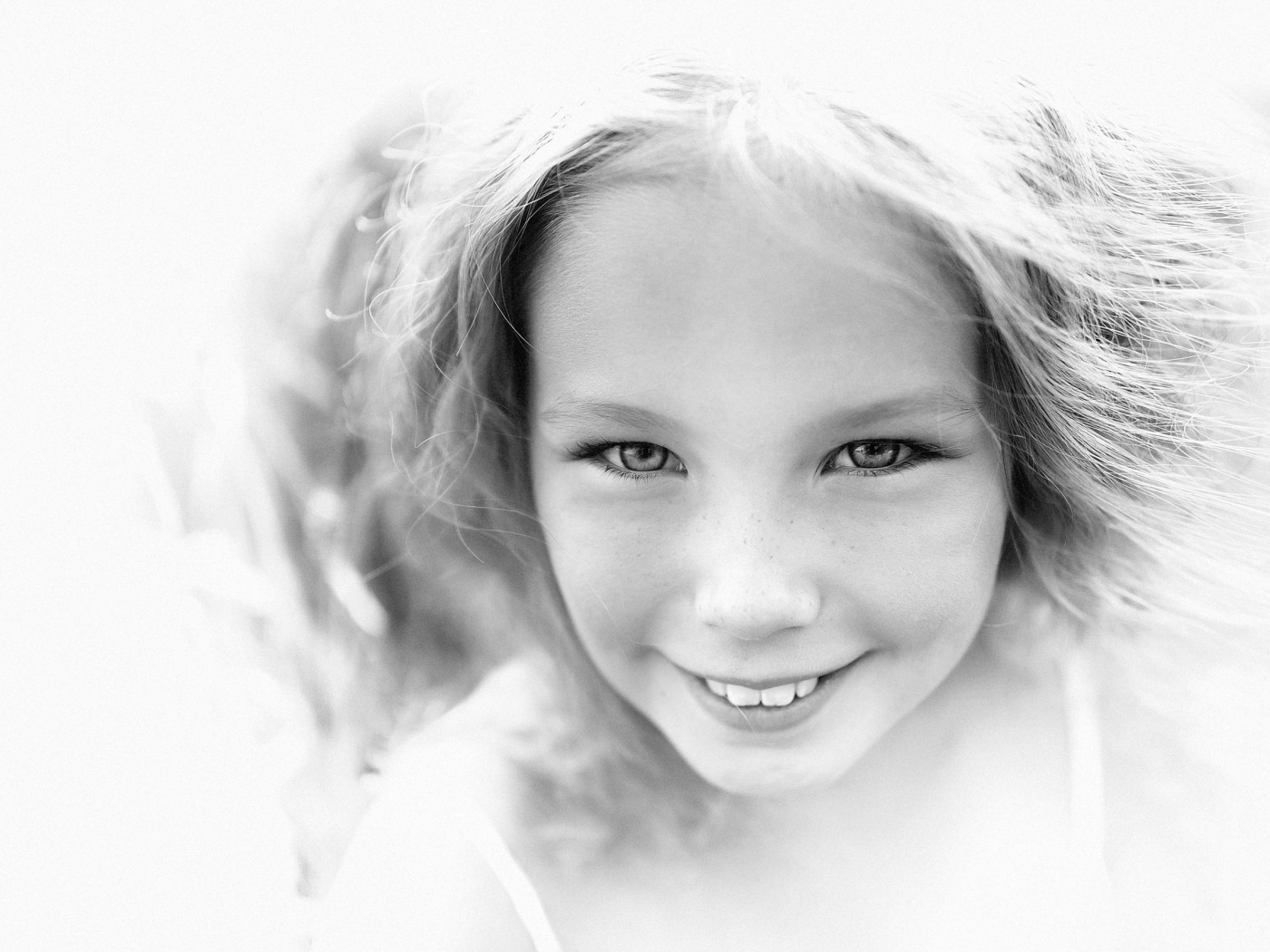 Веснушки я б отмыла. Портрет девочки. Девочка улыбается. Фотопортреты детей. Портрет с улыбкой.