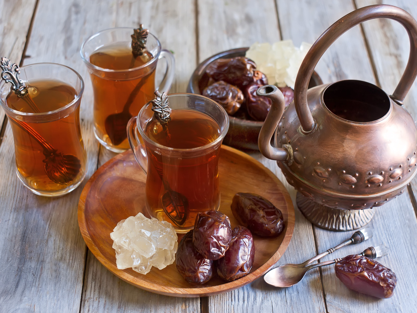 Чай из фиников из египта. Чай с финиками. Чаепитие в Египте. Армянская чайная церемония. Финиковый чай Египет.