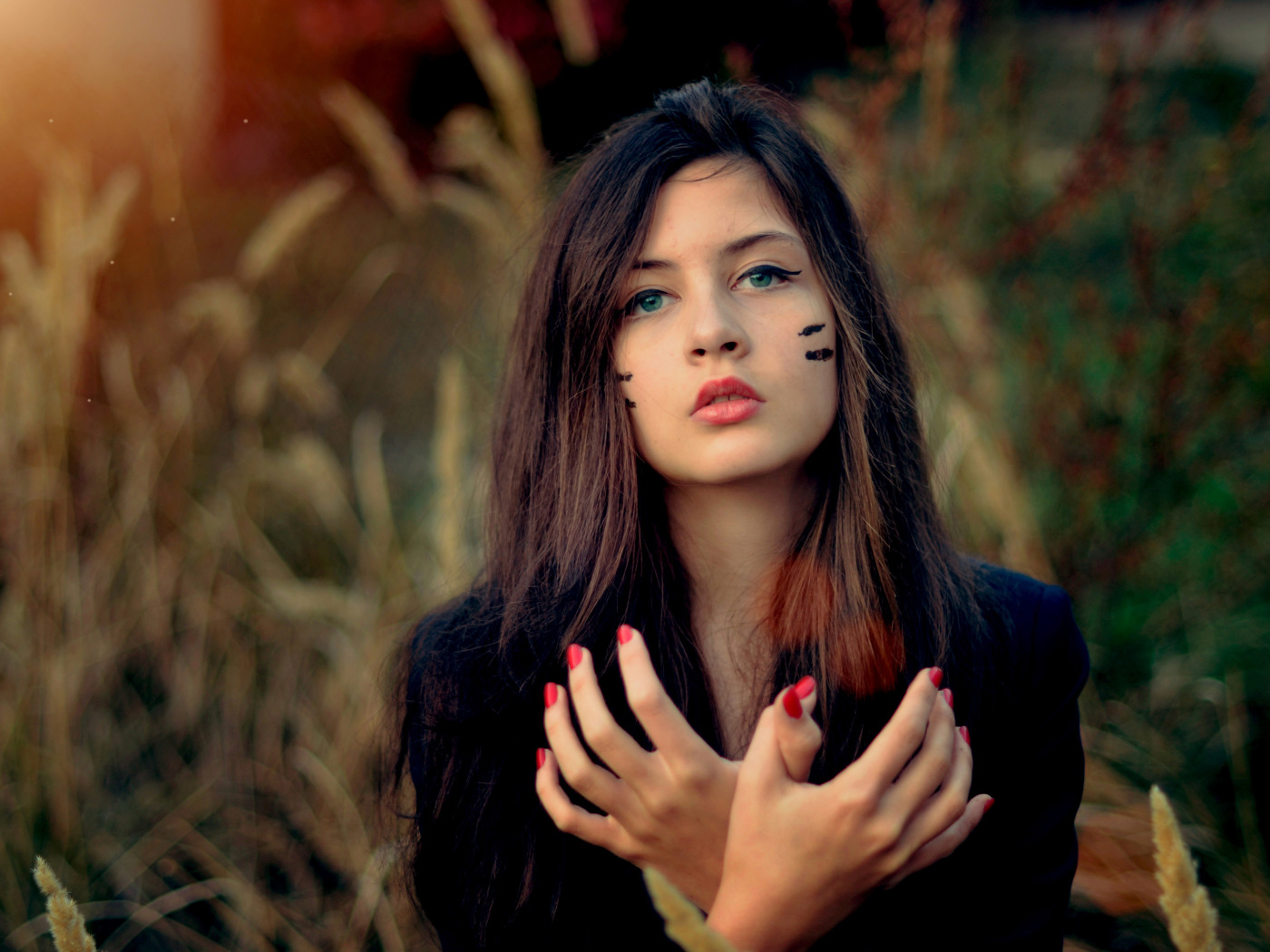 брюнетка рука