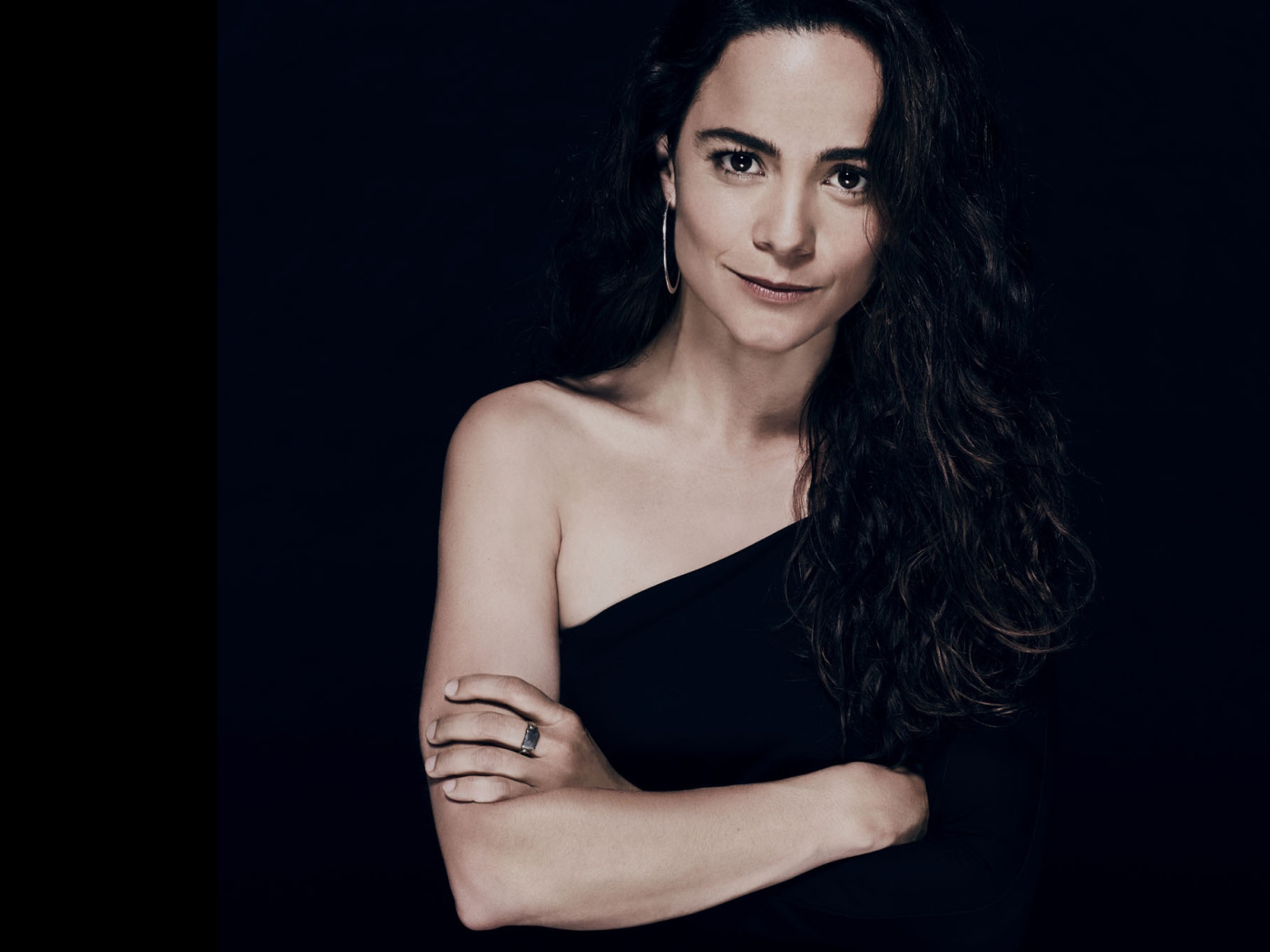 Download wallpaper pose, figure, actress, Alice Braga, Alice Braga