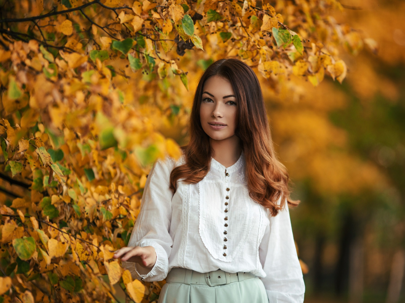 Download Wallpaper Autumn Look Leaves Girl Face Smile Park