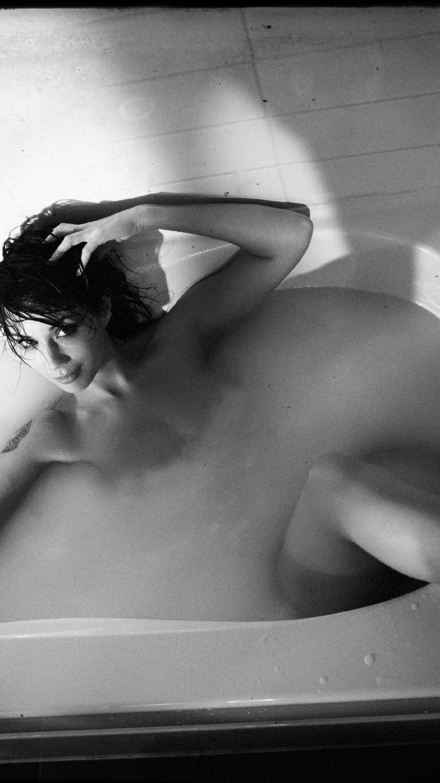 Download wallpaper style, photo, bath, vintage, Actress, Lexa Doig, section  girls in resolution 1440x2560