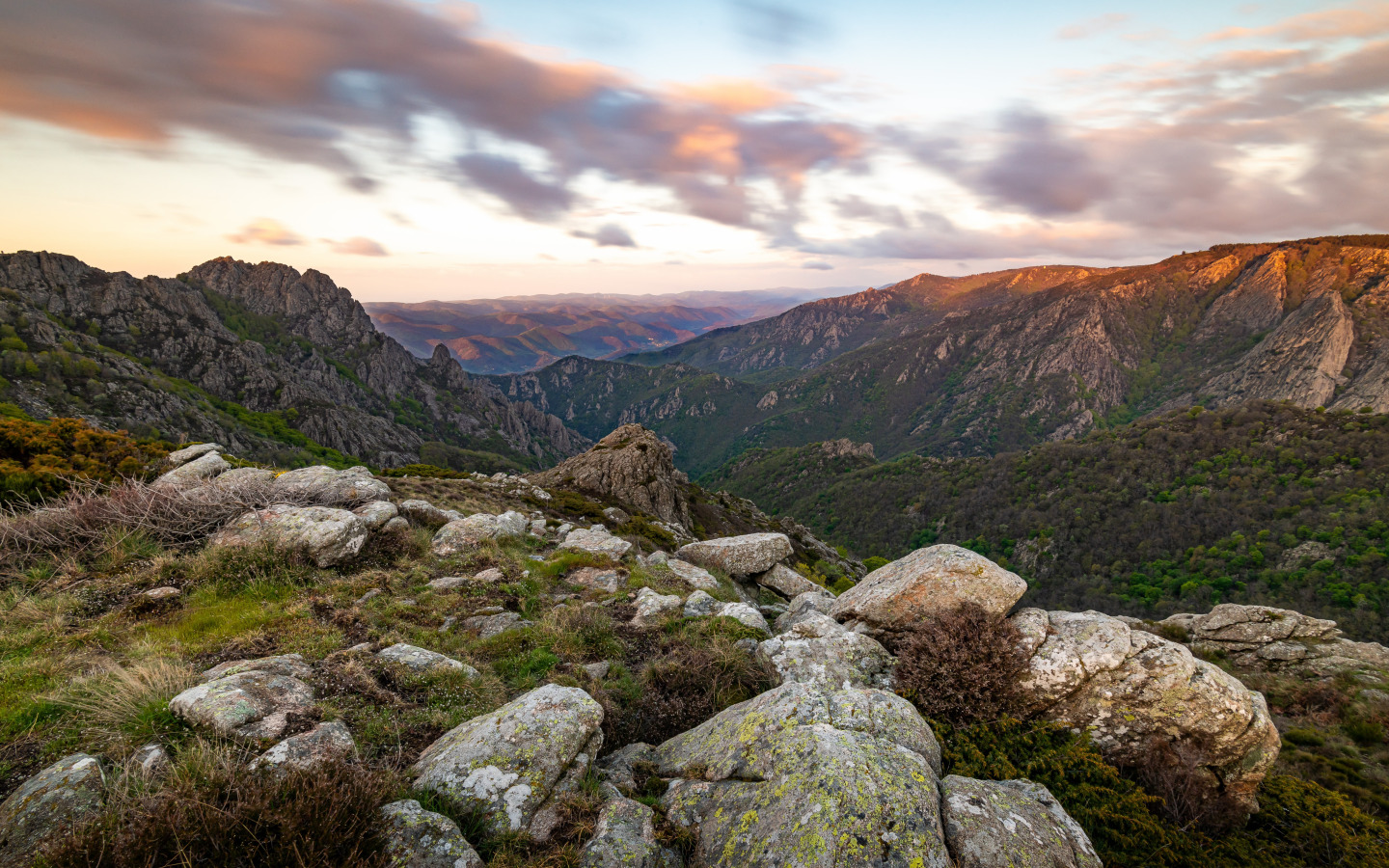 Mountain stone. Стоун-Маунтин Аппалачи. Дина саева скалы горы камни. Скала Пржевальского. Камни на склоне горы.