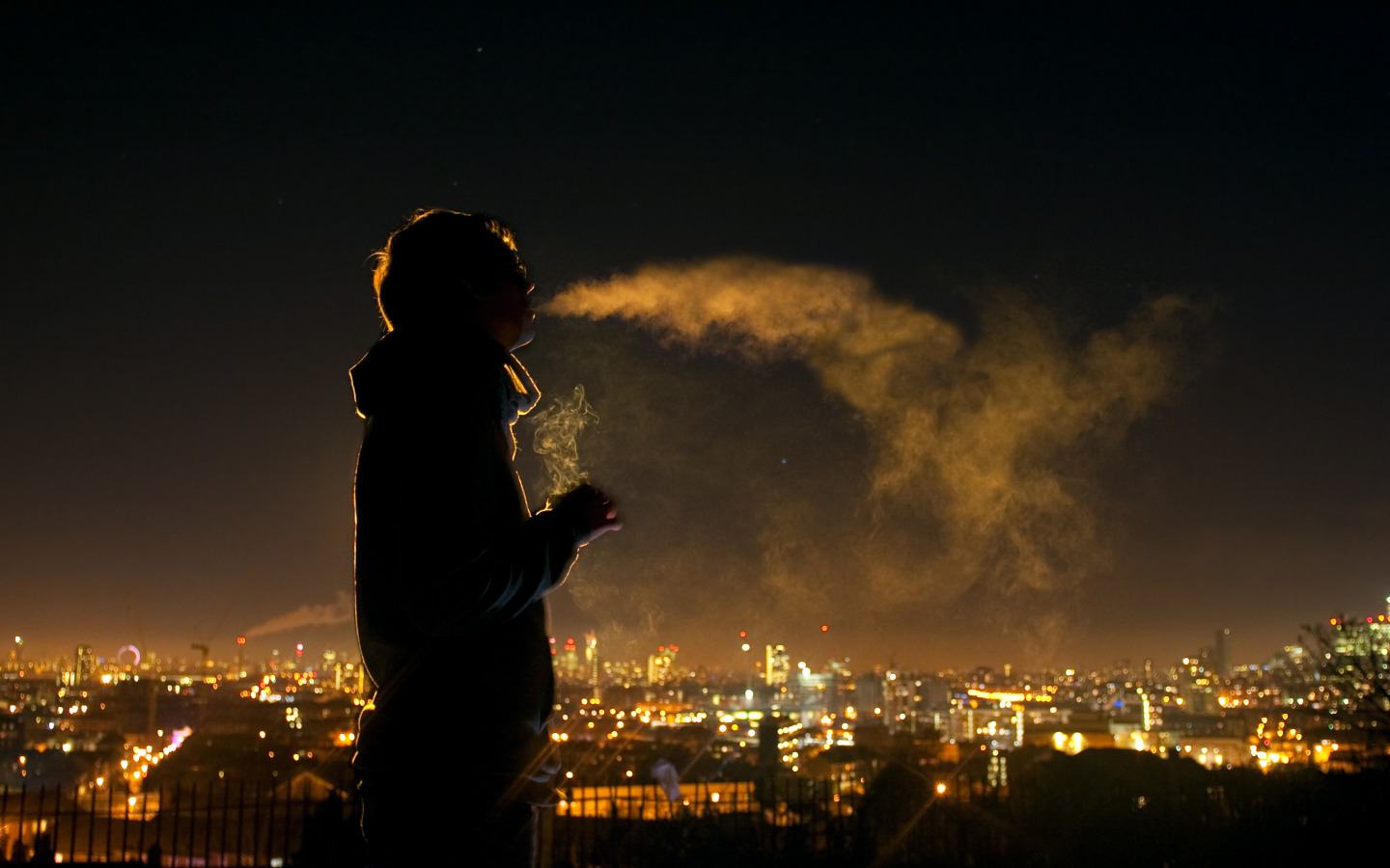 Sad smoke. Человек в ночном городе. Парень на фоне ночного города. Ночь город люди. Это одиночество.