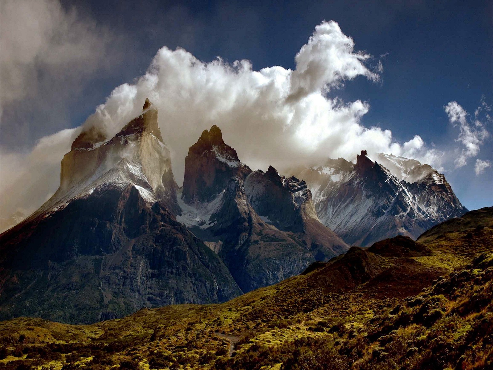 Гори. Горы Анды Эстетика. Торрес дель Пайне 5. Альпы и Анды. Горы в облаках.