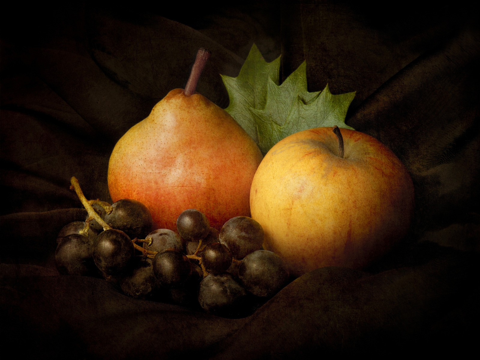 Grape pear. Натюрморт Дэвид Джерман яблоки. Натюрморт с фруктами. Натюрморт на темном фоне.