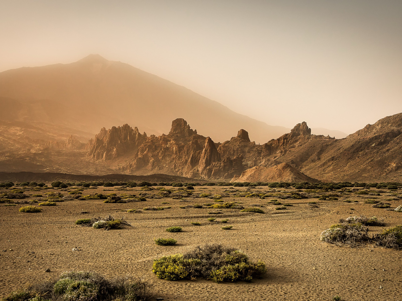 4 deserts. Хамада пустыня. Бархан Сарыкум. Каменистый каменистые пустыни. Бархан Сарыкум в Дагестане.