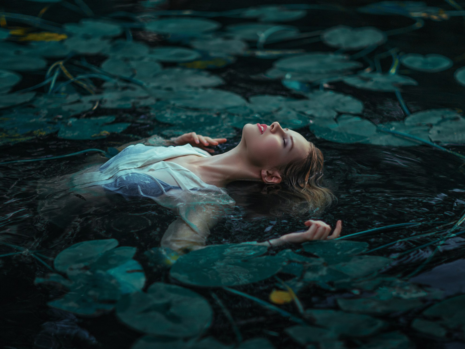 Русалка Утопленница. Девушка в воде. Фотосессия в воде. Девушка лежит в воде.