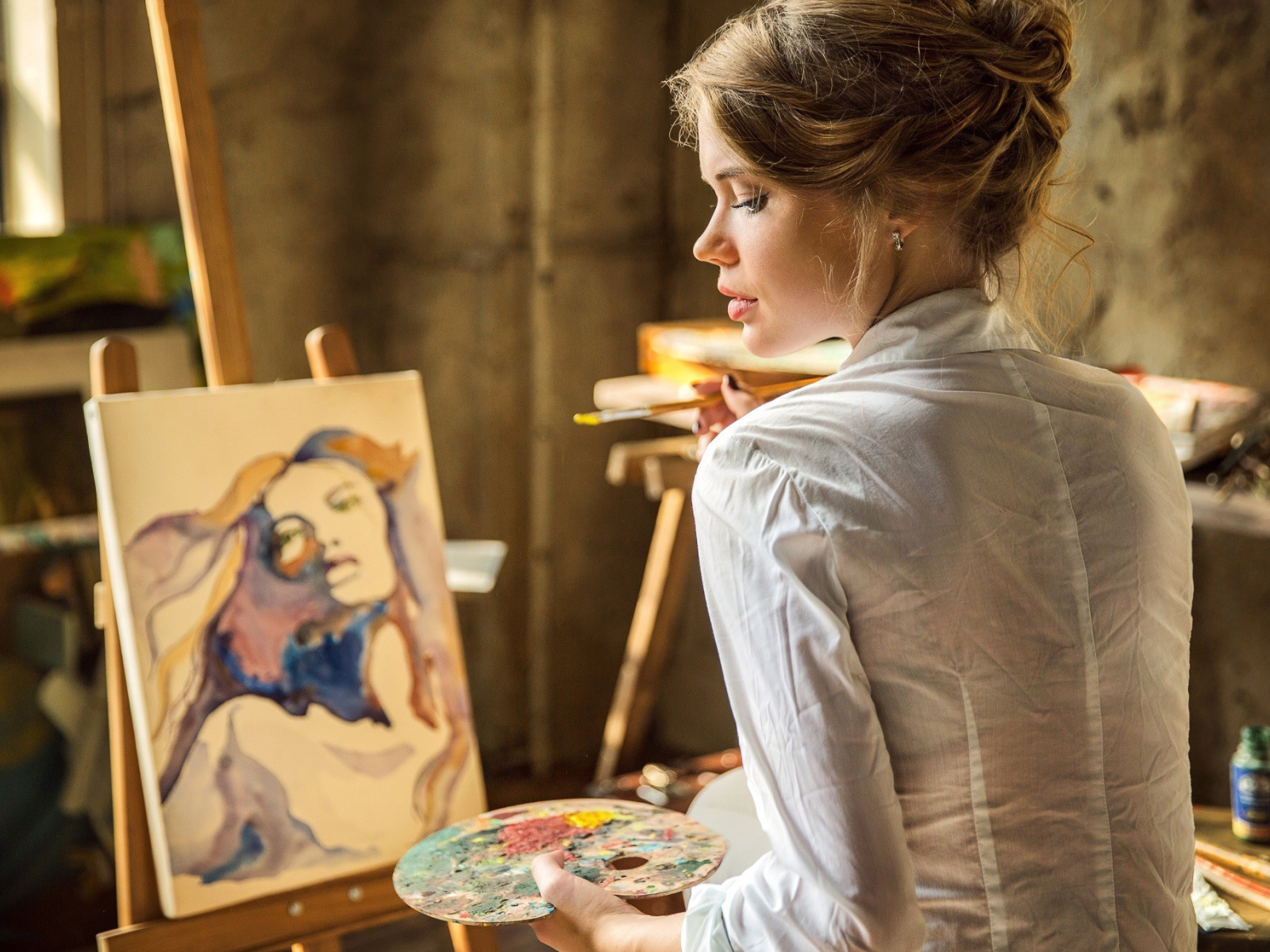 Painting pictures текст. Девушка художница. Женщина за мольбертом. Рисовать девушку. Художница с мольбертом.