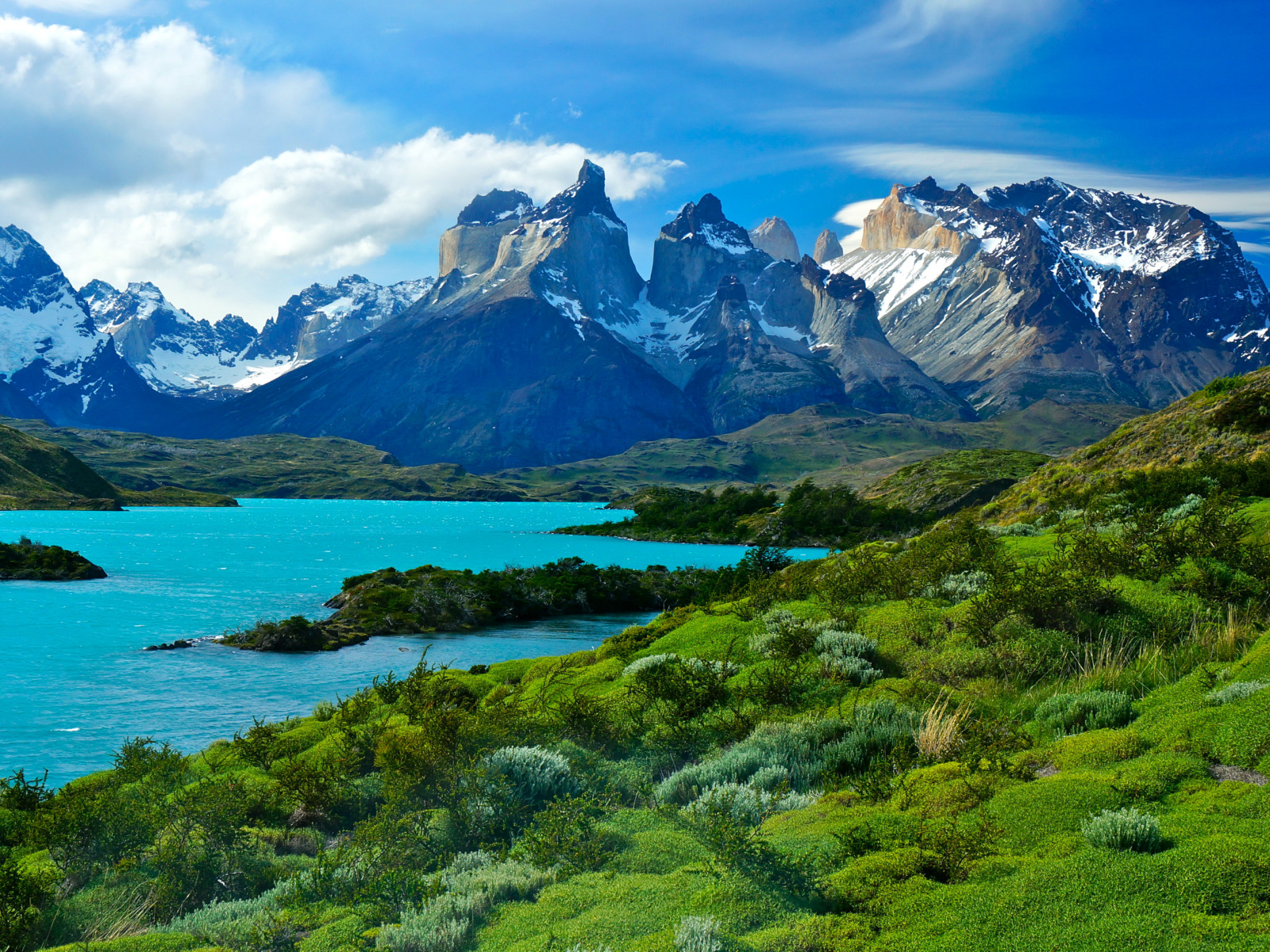 Mountains in south america. Национальный парк Торрес-дель-Пайне Чили. Чили Патагония национальный парк. Северная Патагония Аргентина. Горы Торрес дель Пайне.