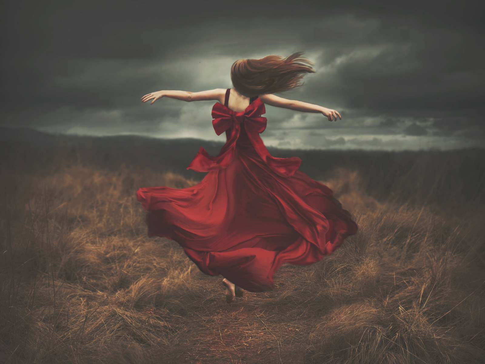 Кружится без конца песня. Девушка бежит в платье. Девушка в платье убегает. Девушка в длинном платье бежит. Девушка в длинном платье.