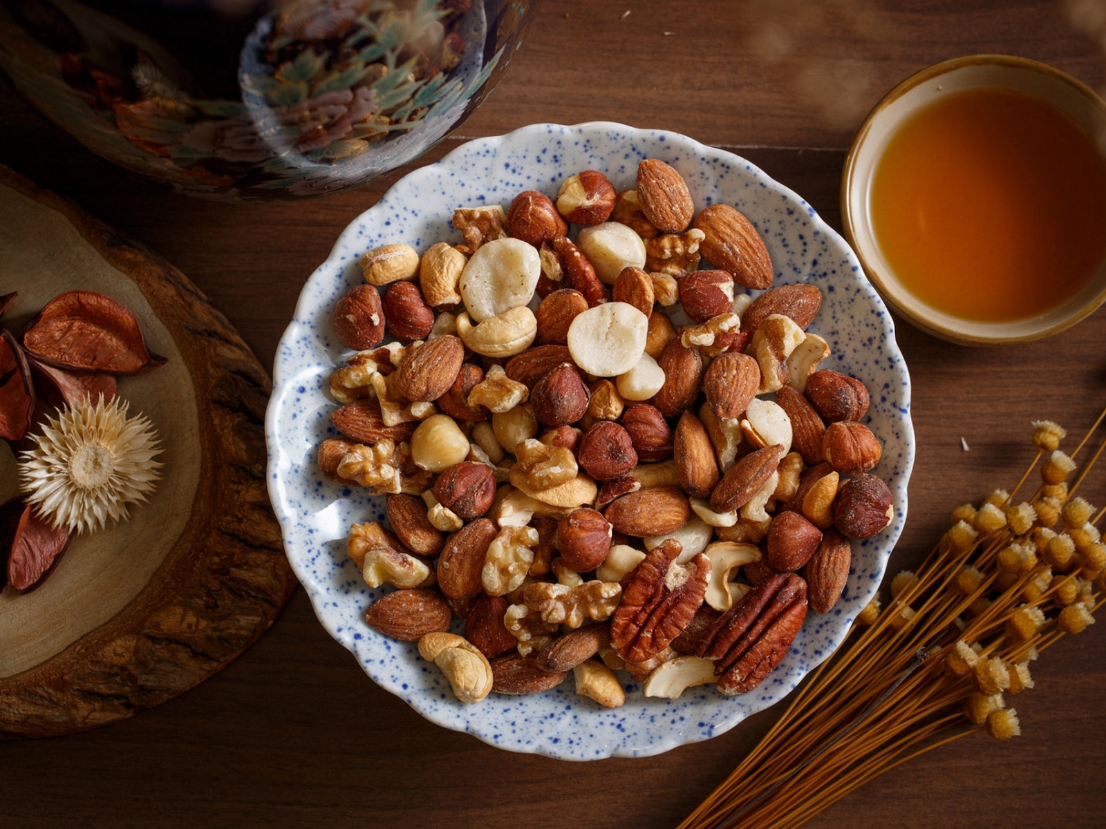 Nut foods. Пекан кешью. Ассорти фундук грецкий пекан. Орехи (миндаль, Кедровый орех, кешью). Лещинные, грецкие орехи, миндаль..