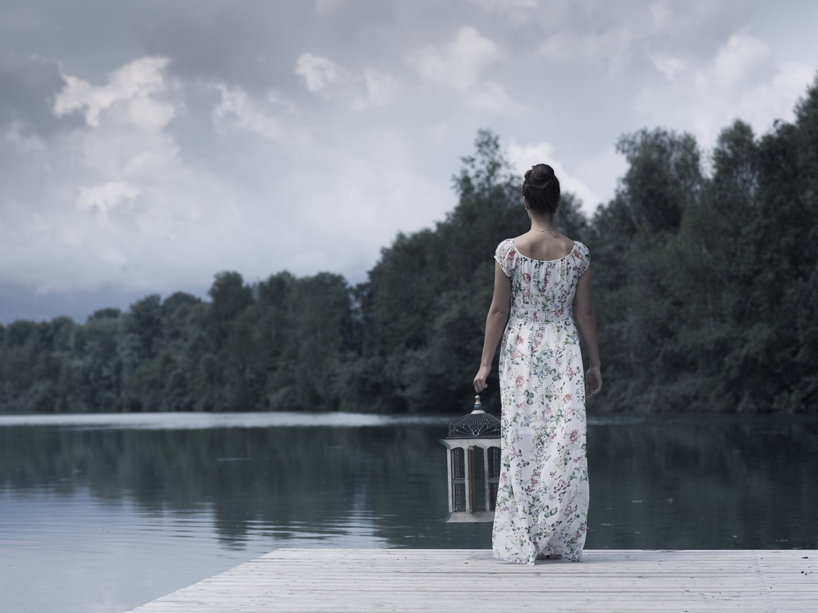 Lake girl. Фотосессия в озере в платье. Девушки на озере. Женщина в озере. Девушка в красивом платье на берегу озера.