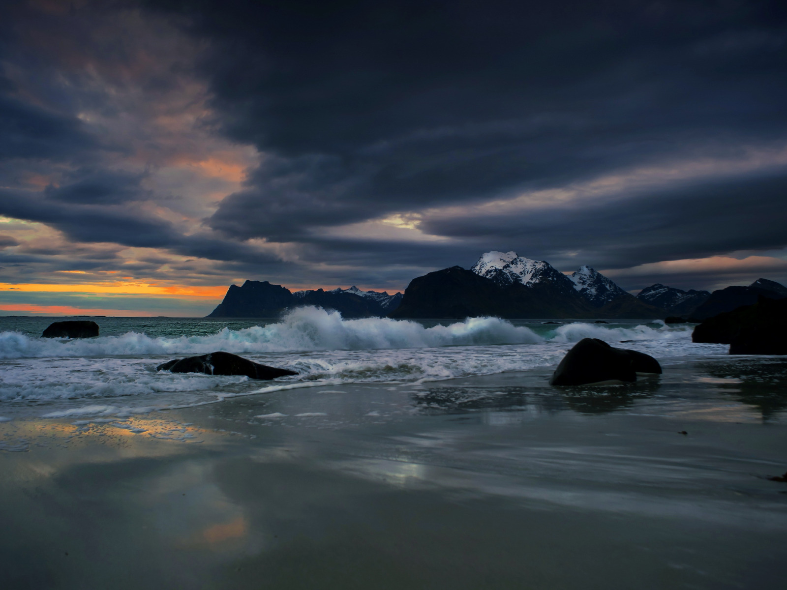 ночь в море. ночь у берега 84. озеро ночью. луна и море. ночное море.