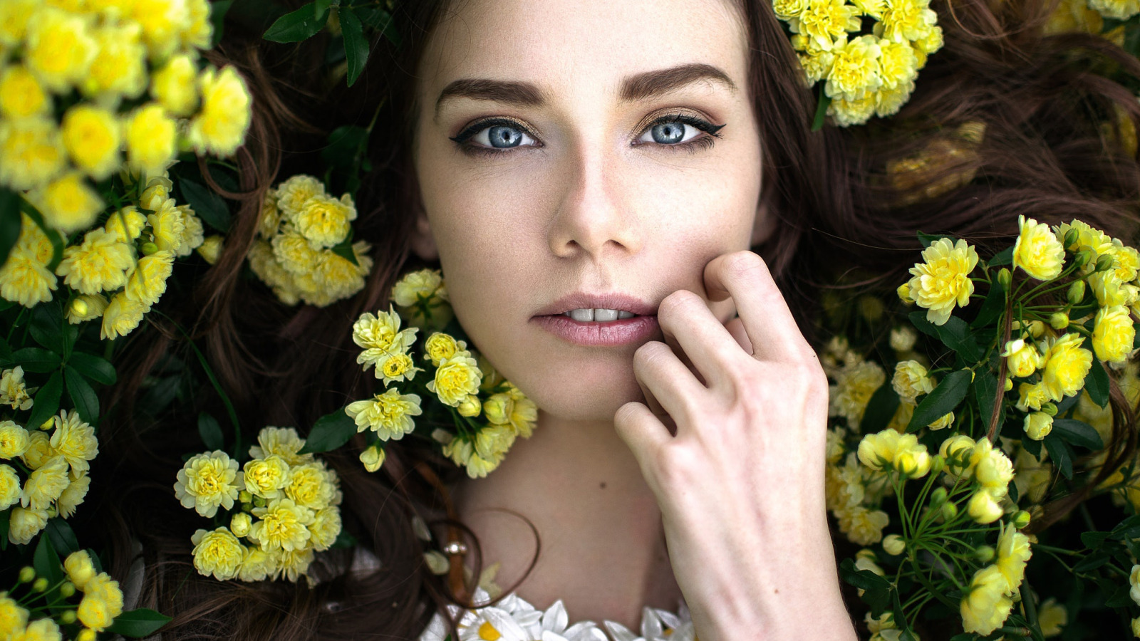 Flower portrait. Девушка в цветах. Фотосессия с цветами. Фотопортрет с цветами. Девушка с цветком.