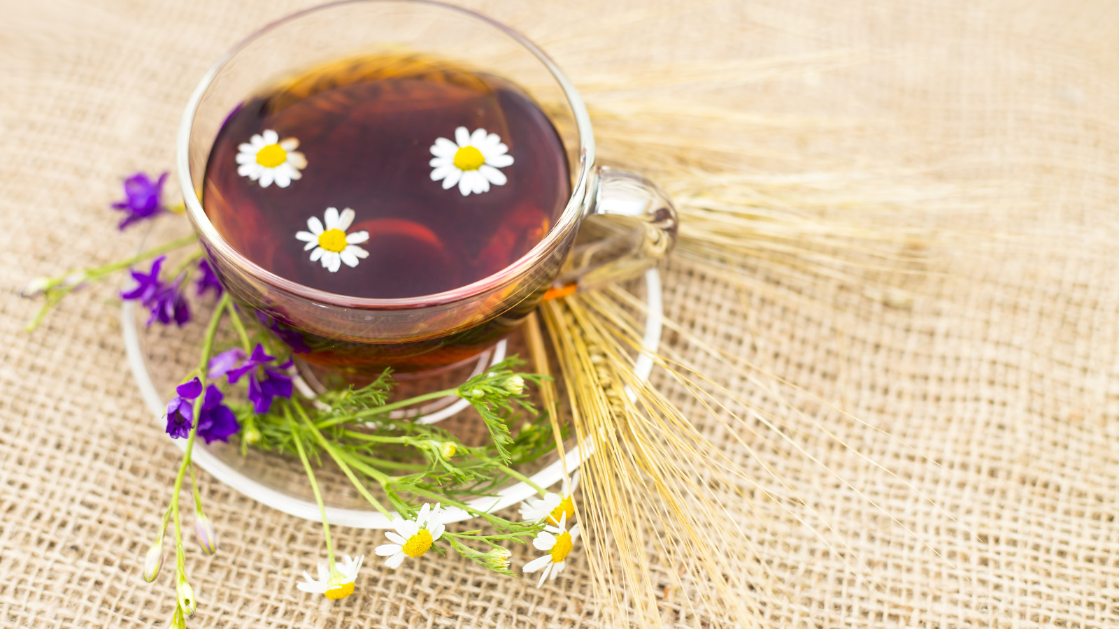 Flower drink. Чай с ромашкой и лавандой. Лавандовый чай с ромашкой. Чай из ромашки с лавандой. Ромашковый чай с лавандой.