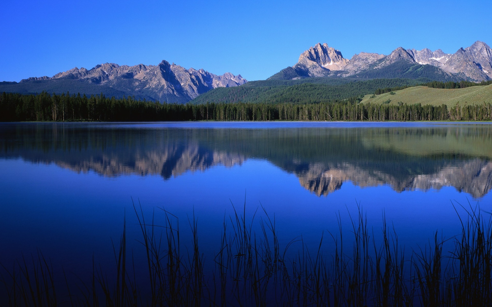Lake download. Блу Маунтис горы. Озеро в горах. Природа горы озеро. Синее озеро.