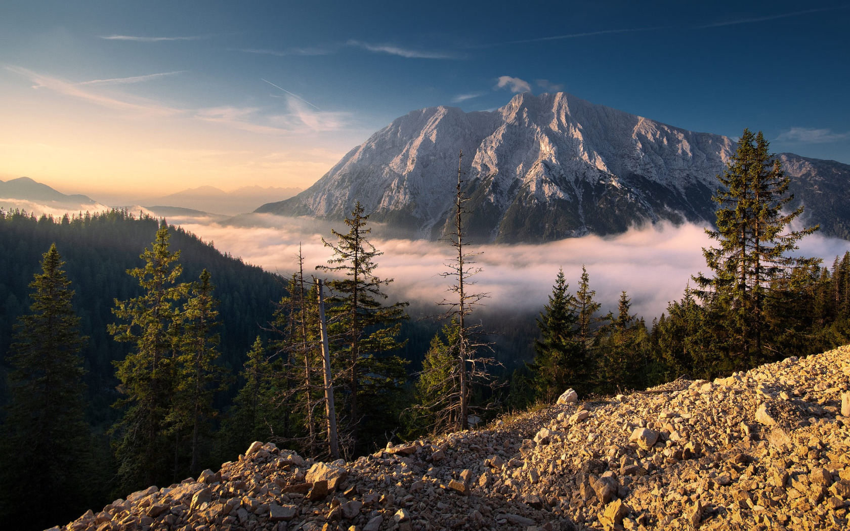 Light mountain. Красивый вечер в горах лесах. Обои горы. Туманная гора 2020.