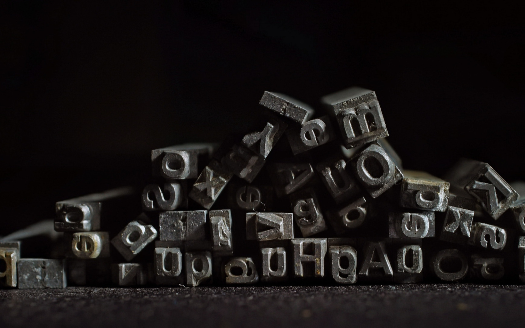 металлические литеры. шрифты литеры. литеры для печати. типографский шрифт. шрифты литеры.