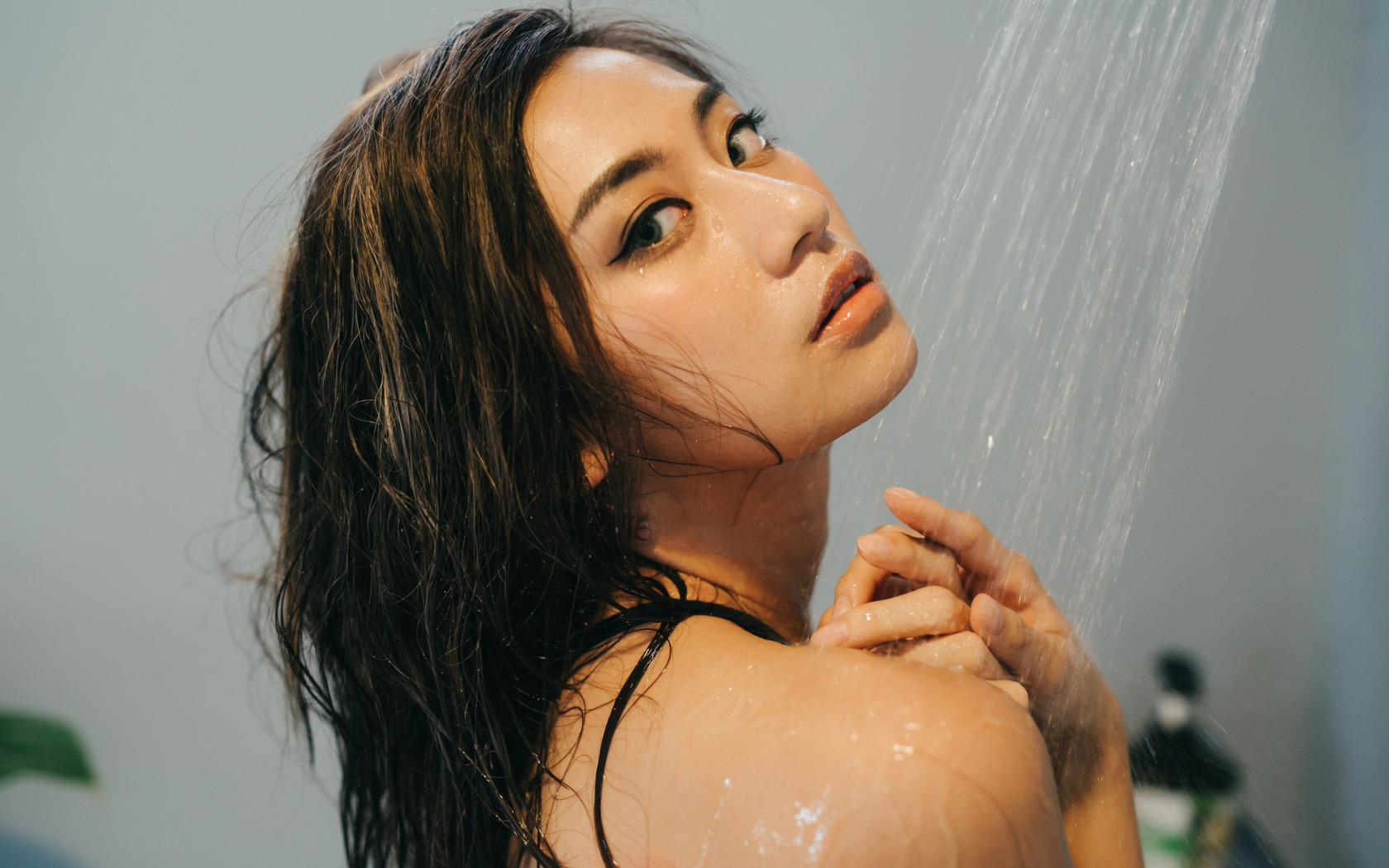 Shower face. Девушка с мокрыми волосами. Брюнетка с мокрыми волосами. Мокрые волосы в душе. Девушка с мокрыми волосами в ванной.