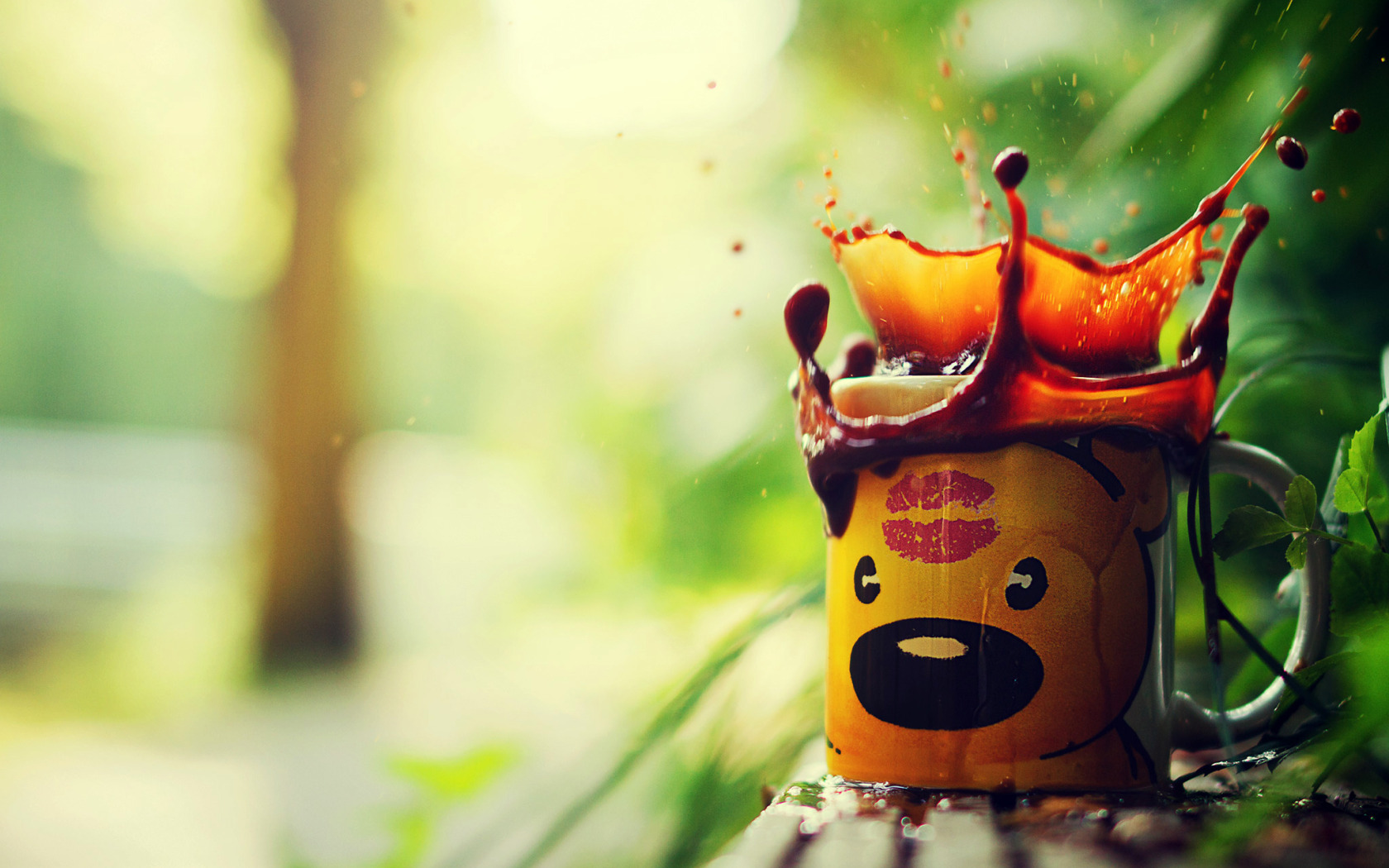 Download wallpaper greens, squirt, background, figure, coffee, blur, bear, mug, 