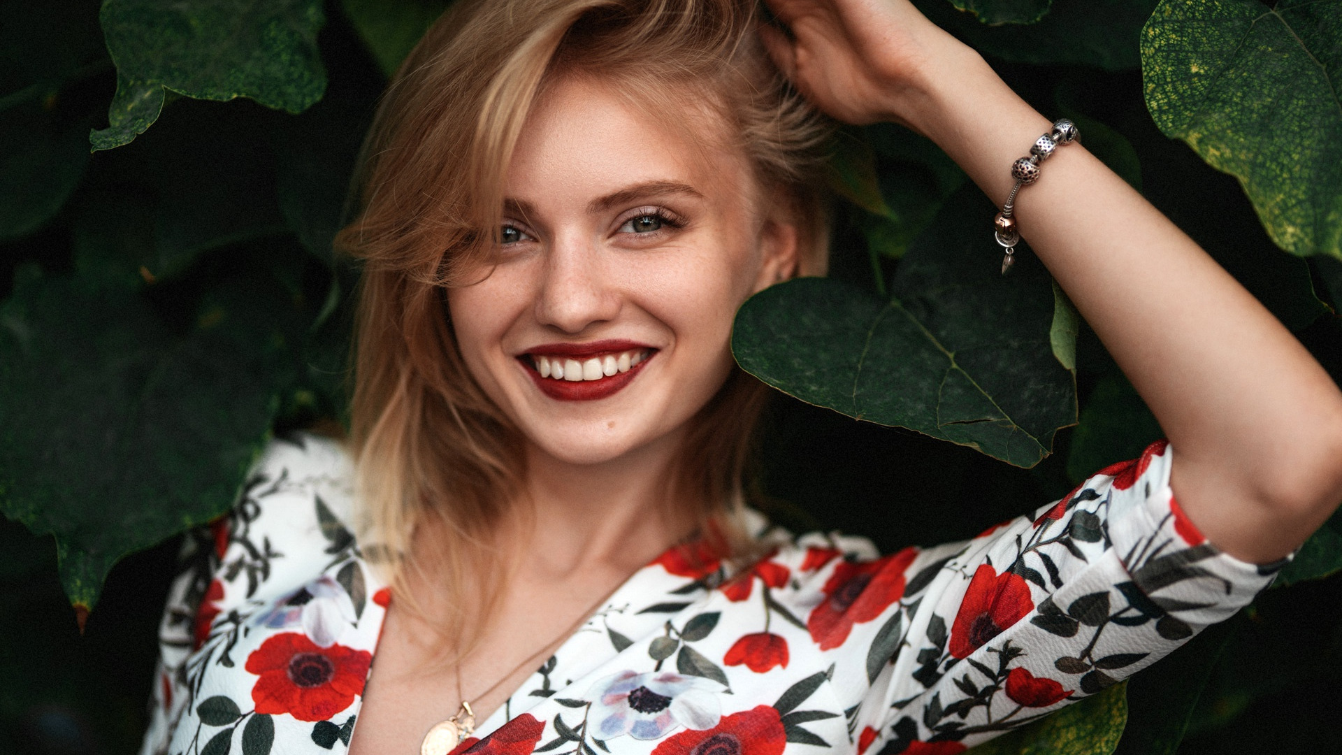 Skaylez enina. Красотка Енина. Енина фотосессия. Енина улыбается красная