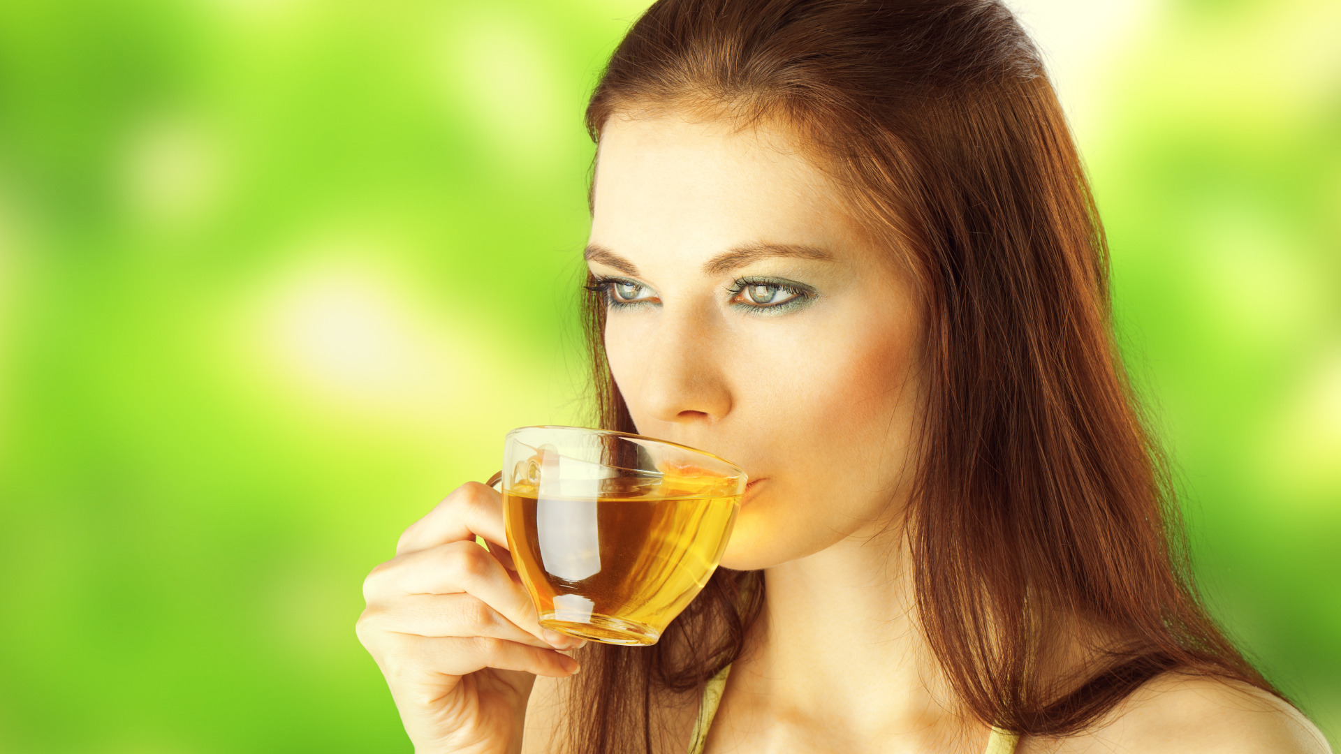 Попить напитки. Женщина пьет чай. Девушка с чаем. Пью чай. Девушка пьет зеленый чай.