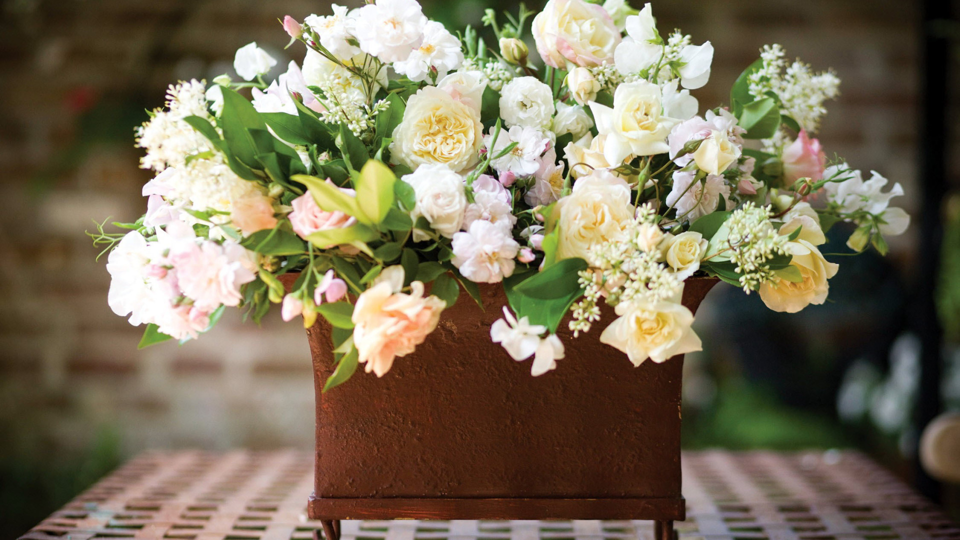 Download wallpaper table, roses, bouquet, blur, vase, white, section