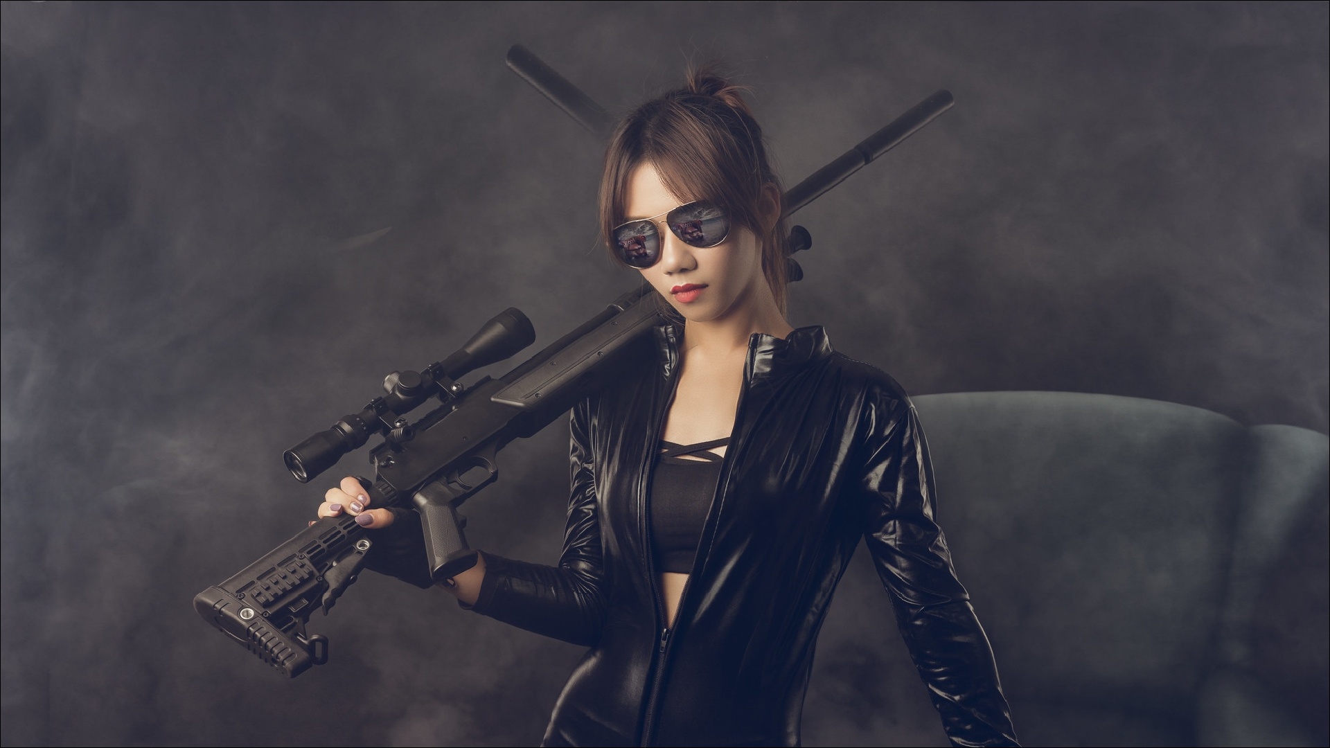 Download wallpaper girl, pose, weapons, Girl, weapon, pose, section 