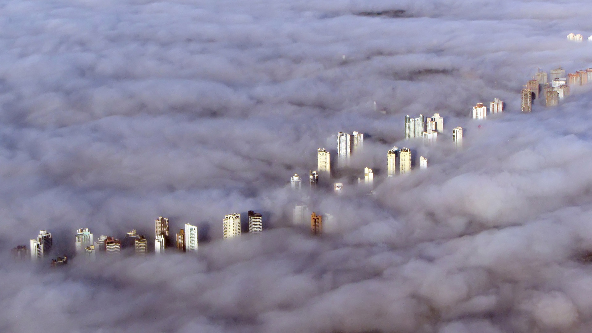 Дома над облаками. Город в облаках. Дома до облаков. Небоскребы в облаках. Город многоэтажки.