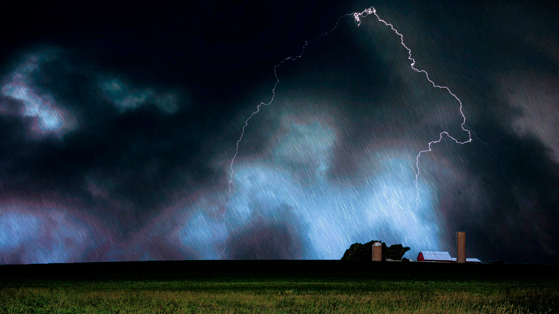 гроза на море.